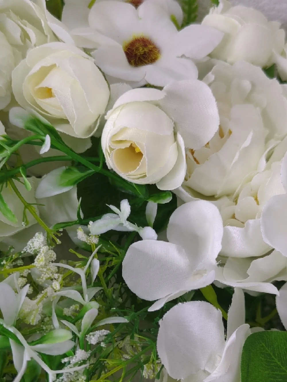 White Floral Wreath Home Accent Plastic 9